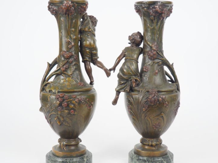 MOREAU.  Paire de vases fin XIXème en régule polychrome à décor en ron