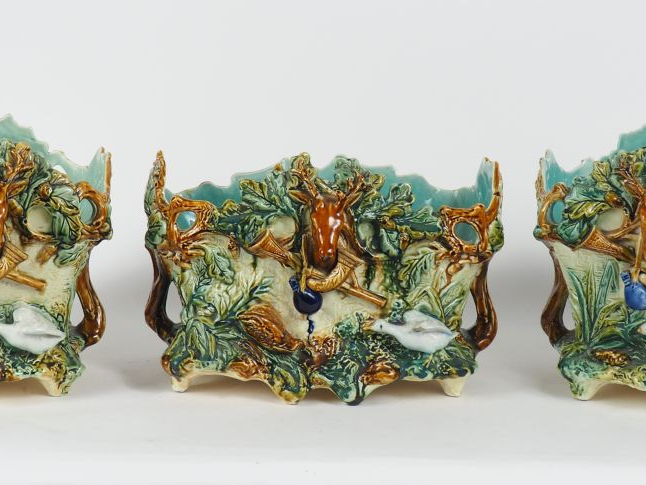 Garniture en barbotine à décor polychrome cynégétique comprenant : une