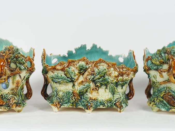 Garniture en barbotine à décor polychrome cynégétique comprenant : une