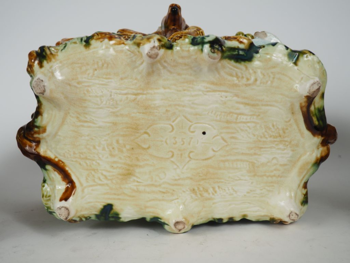 Garniture en barbotine à décor polychrome cynégétique comprenant : une