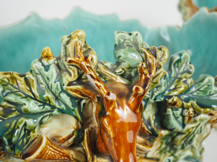 Garniture en barbotine à décor polychrome cynégétique comprenant : une