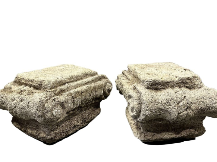 Paire de chapiteaux en pierre sculptée. Dim. 29 x 45 x 32 cm.