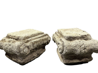 Vente aux enchères Paire de chapiteaux en pierre sculptée. Dim. 29 x 45 x 32 cm.
