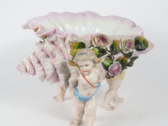 Vente aux enchères Grande jardinière fin XIXème en porcelaine polychrome en forme d'amour