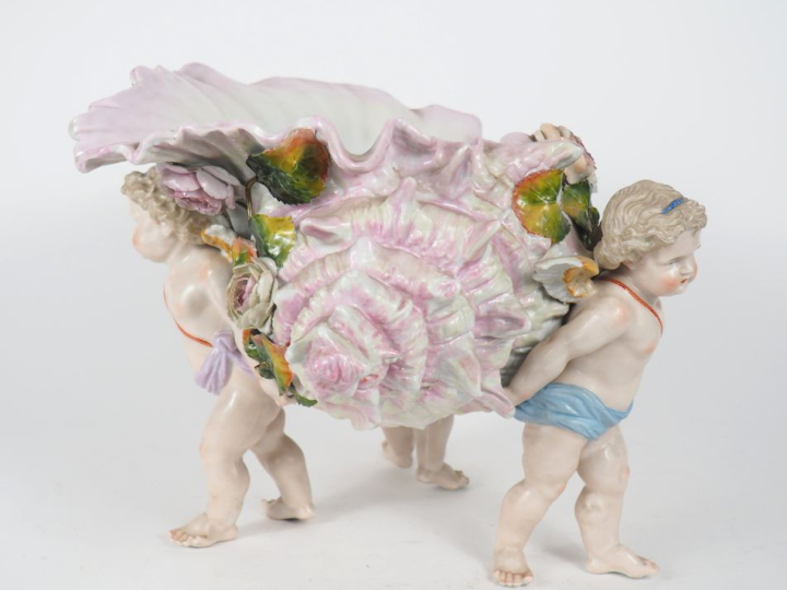 Grande jardinière fin XIXème en porcelaine polychrome en forme d'amour