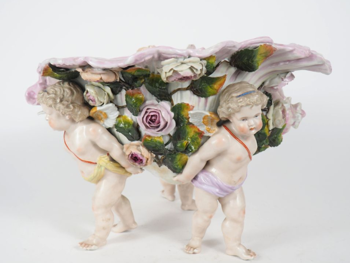 Grande jardinière fin XIXème en porcelaine polychrome en forme d'amour