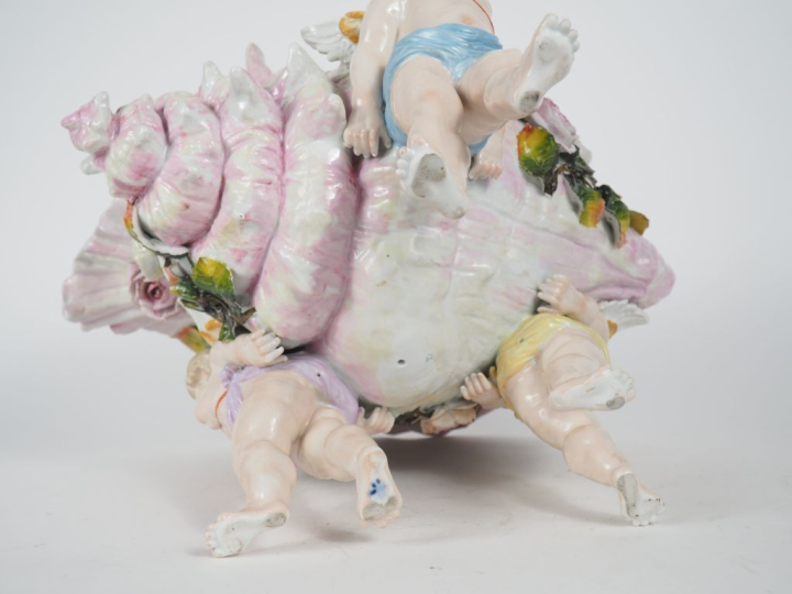 Grande jardinière fin XIXème en porcelaine polychrome en forme d'amour