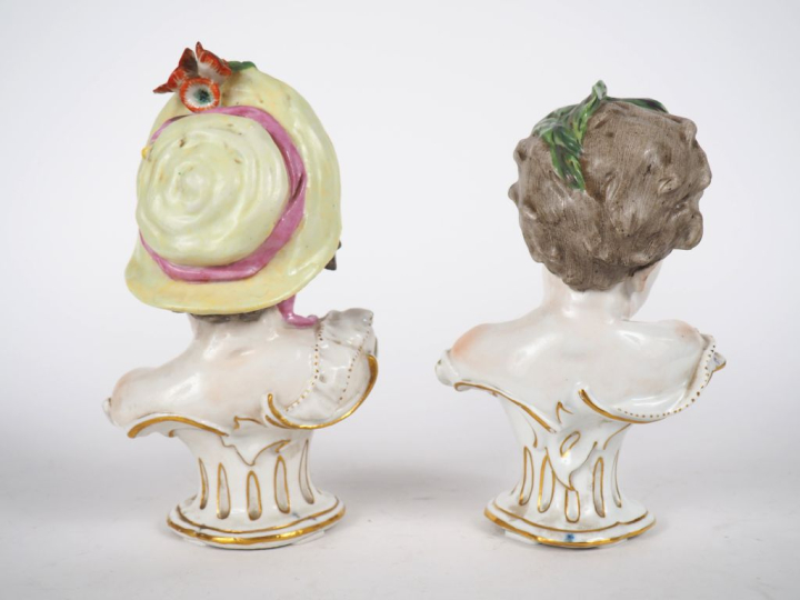 Paire de sujets XIXème en porcelaine polychrome de Saxe "garçon au cha