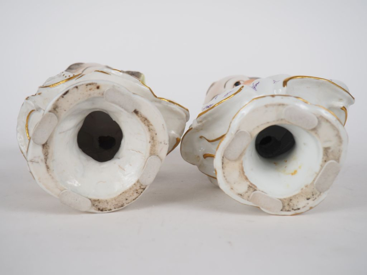 Paire de sujets XIXème en porcelaine polychrome de Saxe "garçon au cha