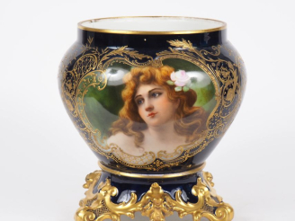 Vente aux enchères LIMOGES.  Jardinière et son présentoir en porcelaine à décor dans une 