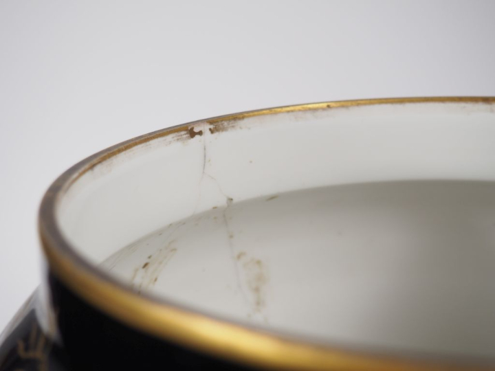 LIMOGES.  Jardinière et son présentoir en porcelaine à décor dans une 