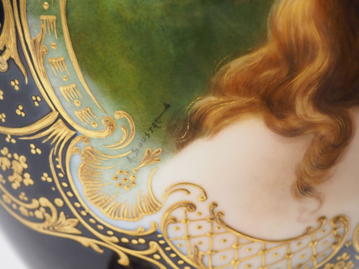 LIMOGES.  Jardinière et son présentoir en porcelaine à décor dans une 