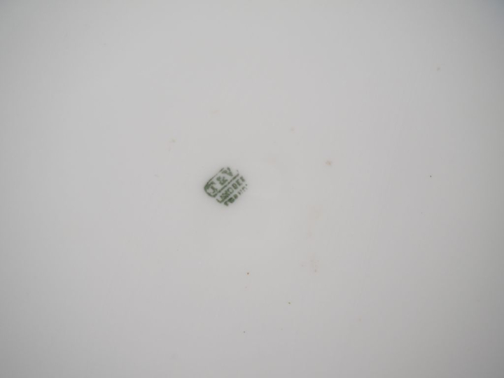 LIMOGES.  Jardinière et son présentoir en porcelaine à décor dans une 