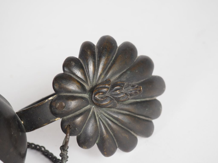 Lampe à huile de style antique en bronze à patine brune. Long. 27,5 cm