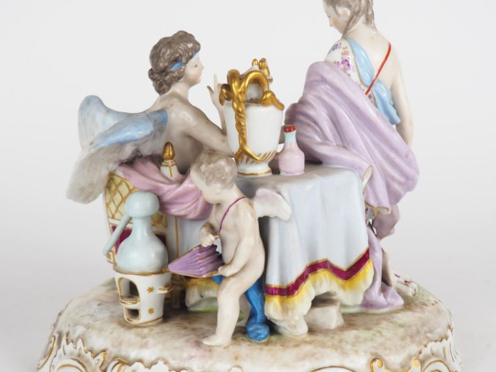 Groupe XIXème en porcelaine polychrome de Saxe "l'amour consolé".  Dim