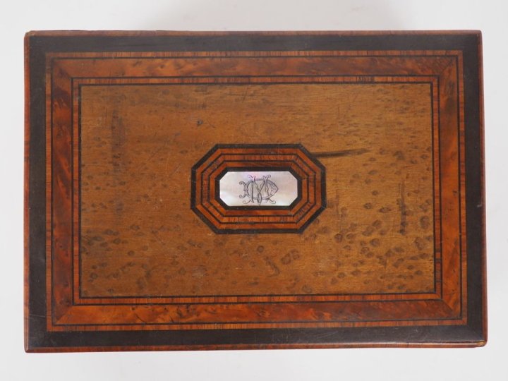 Ecrin Napoléon III en marqueterie, monogrammé sur le couvercle dans un