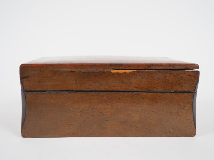 Ecrin Napoléon III en marqueterie, monogrammé sur le couvercle dans un