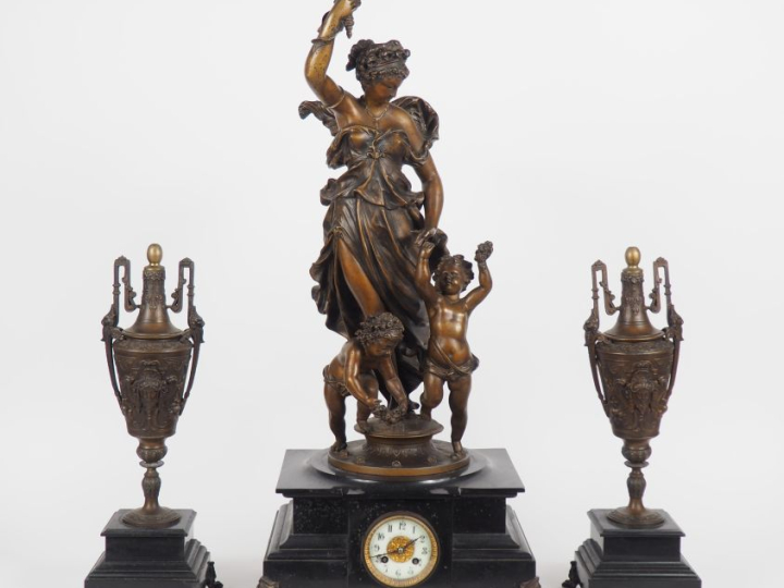 POITEVIN.  Garniture de cheminée Napoléon III en régule à patine médai