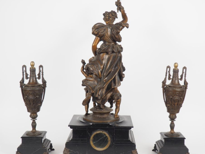 POITEVIN.  Garniture de cheminée Napoléon III en régule à patine médai