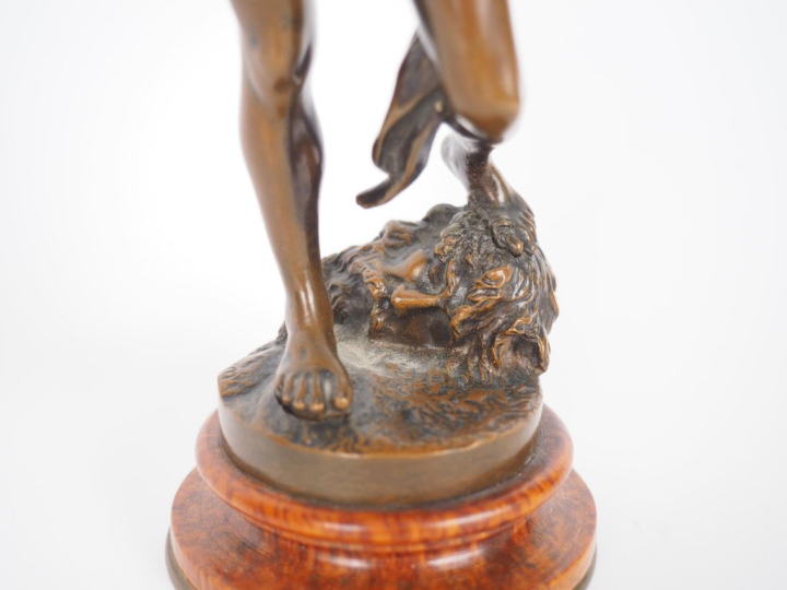 GOSSIN. "David". Sujet en bronze à patine brune. Signé. H. avec le soc