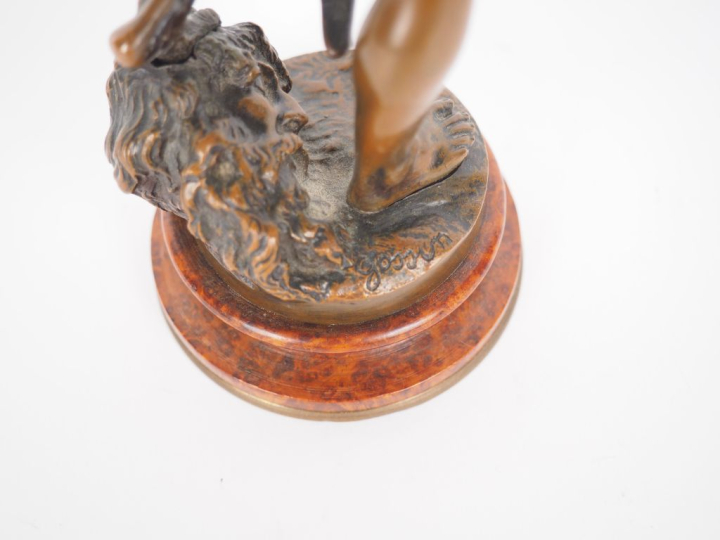 GOSSIN. "David". Sujet en bronze à patine brune. Signé. H. avec le soc