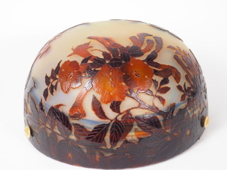 Vente aux enchères GALLE.  Suspension en verre gravé en camée et à l'acide de bignones or