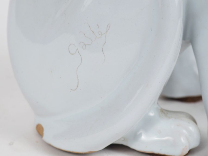 GALLE.  Chat en faience blanche. Signé. (égrenure et une patte acciden