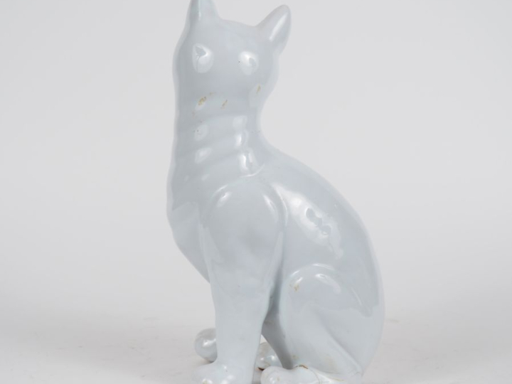 GALLE.  Chat en faience blanche. Signé. (égrenure et une patte acciden