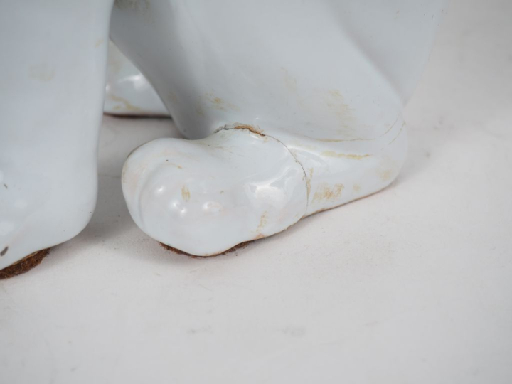 GALLE.  Chat en faience blanche. Signé. (égrenure et une patte acciden