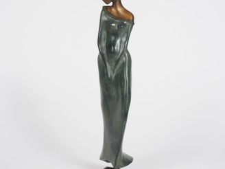 Vente aux enchères F. PAUMELE.  "Jeune fille pudique". Sujet en bronze. signé E. A 2/4. M