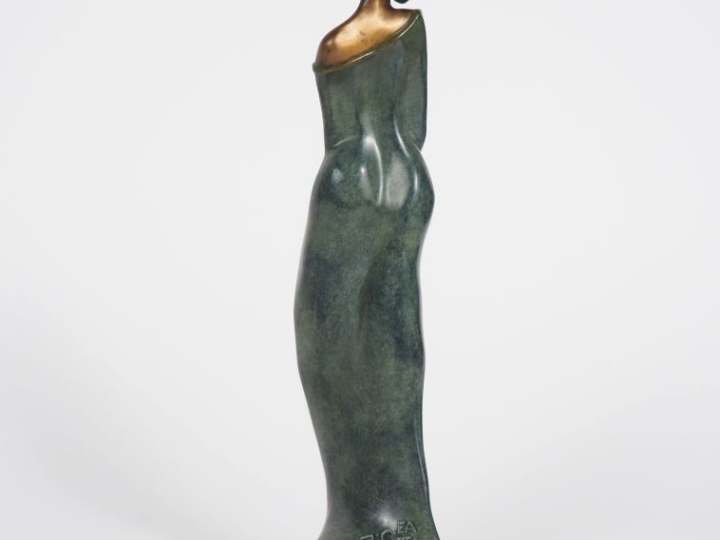 F. PAUMELE.  "Jeune fille pudique". Sujet en bronze. signé E. A 2/4. M