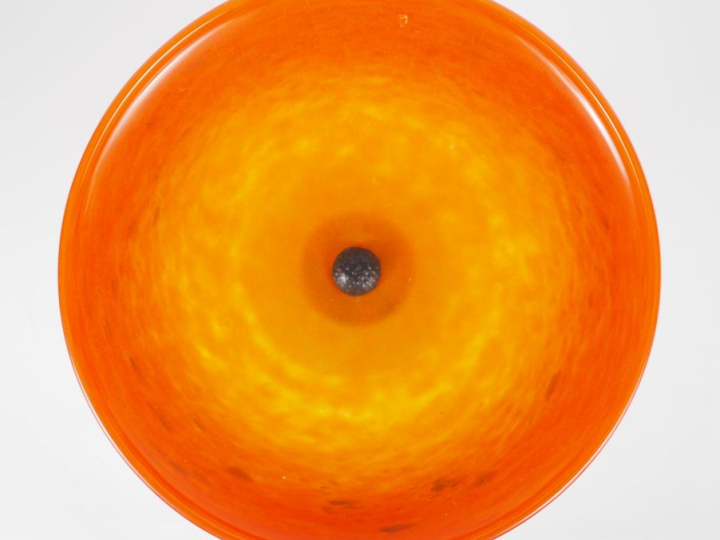 SCHNEIDER.  Grande coupe en verre marbré orange et jaune nuancé de ble
