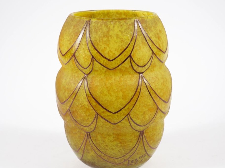 LEGRAS.  Vase Art Déco en verre gravé en camée à l'acide de collier bo