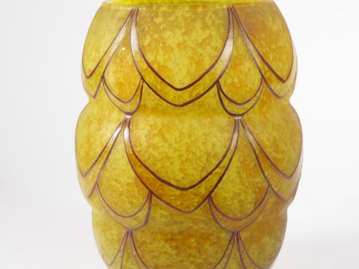 LEGRAS.  Vase Art Déco en verre gravé en camée à l'acide de collier bo