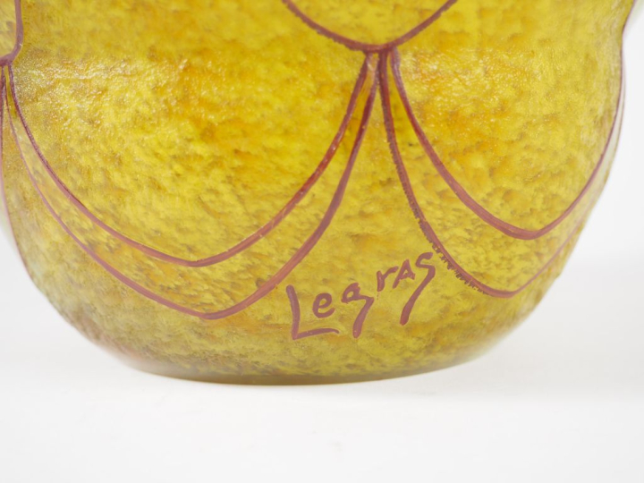LEGRAS.  Vase Art Déco en verre gravé en camée à l'acide de collier bo