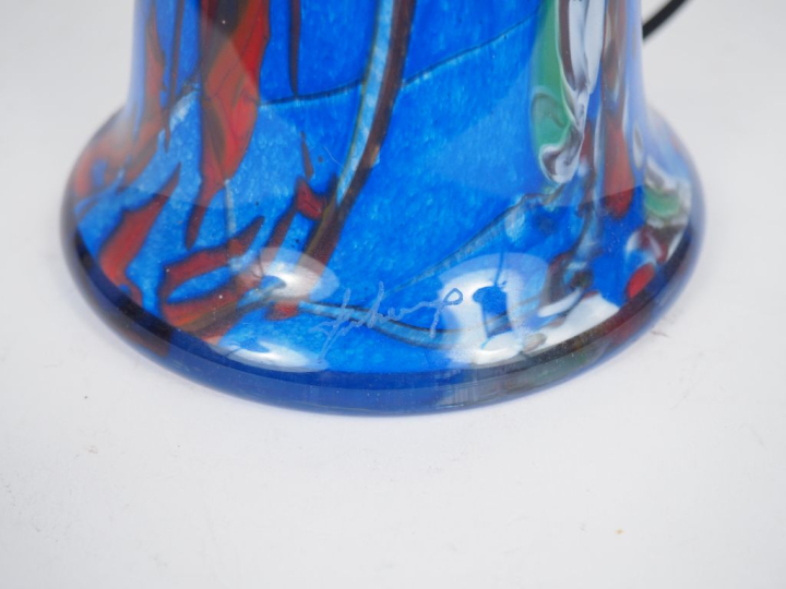 Lampe champignon en verre polychrome.  Signé. H. 39 cm