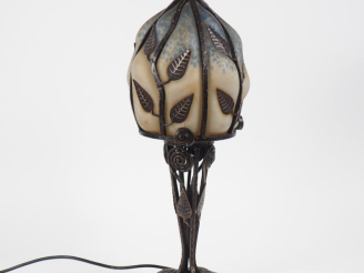 Vente aux enchères Lampe de salon de style Art Déco, abat jour en verre soufflé de couleu