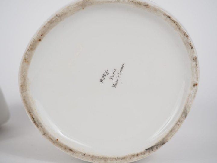 ROBJ.  Boite Art Déco  "Saint Nicolas" en porcelaine blanche et dorée.