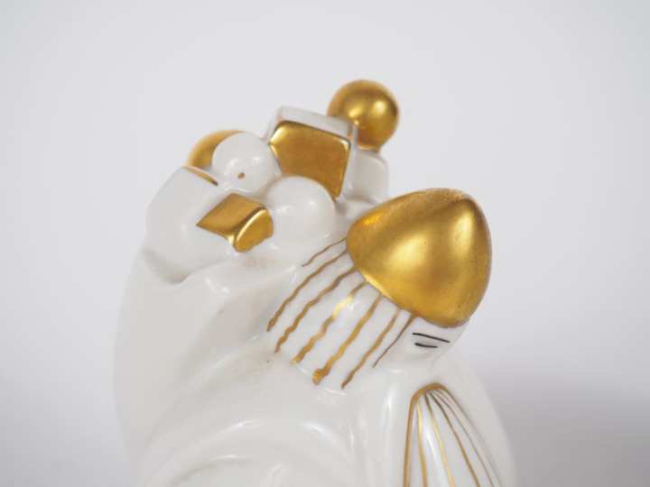 ROBJ.  Boite Art Déco  "Saint Nicolas" en porcelaine blanche et dorée.