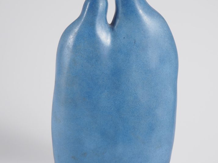 Veilleuse Art Déco en porcelaine polychrome de Limoges figurant deux f