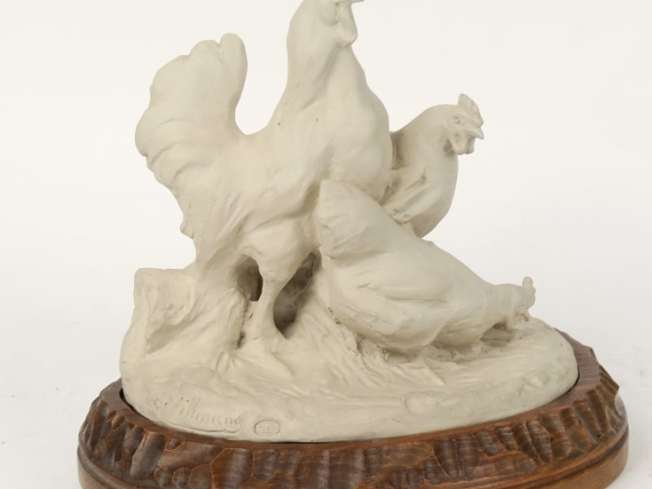 E. WITTMAN. Mougins à Nancy Groupe en biscuit "Coq et poules". H. 26 c