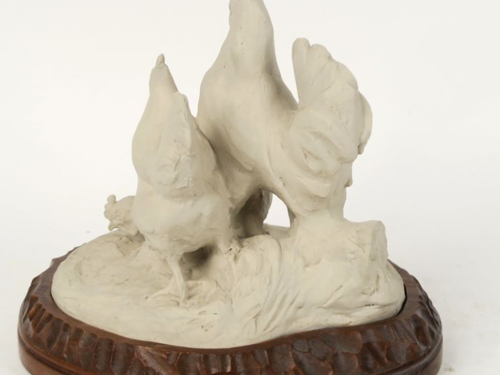 E. WITTMAN. Mougins à Nancy Groupe en biscuit "Coq et poules". H. 26 c