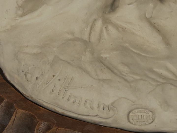 E. WITTMAN. Mougins à Nancy Groupe en biscuit "Coq et poules". H. 26 c