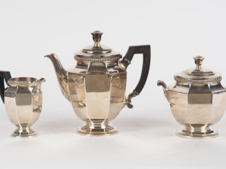 Vente aux enchères GALLIA.  Service à café en métal argenté à décor de godrons comprenant