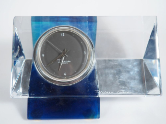 Vente aux enchères DAUM.  Pendulette en cristal bicolore. Signée. Dim. 10,5 x 20 cm. (égr