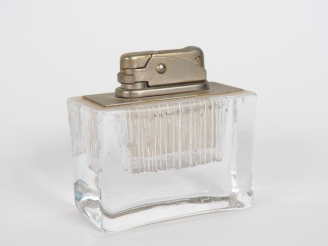 Vente aux enchères DAUM.  Briquet en cristal Signé