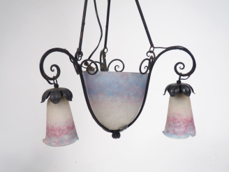 Vente aux enchères MULLER FRERES à Lunéville. Suspension en verre marbré et fer forgé à d