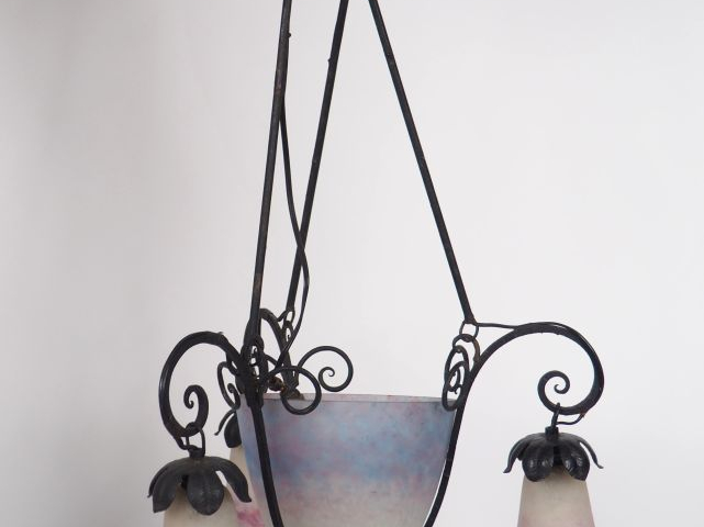 MULLER FRERES à Lunéville. Suspension en verre marbré et fer forgé à d