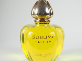 Vente aux enchères Jean PATOU.  "sublime". Grand flacon factice. H. 32 cm.