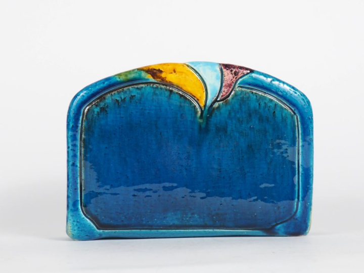 PATTEL.  Porte courrier en céramique bleu turquoise. Signé.  Dim. 13,5